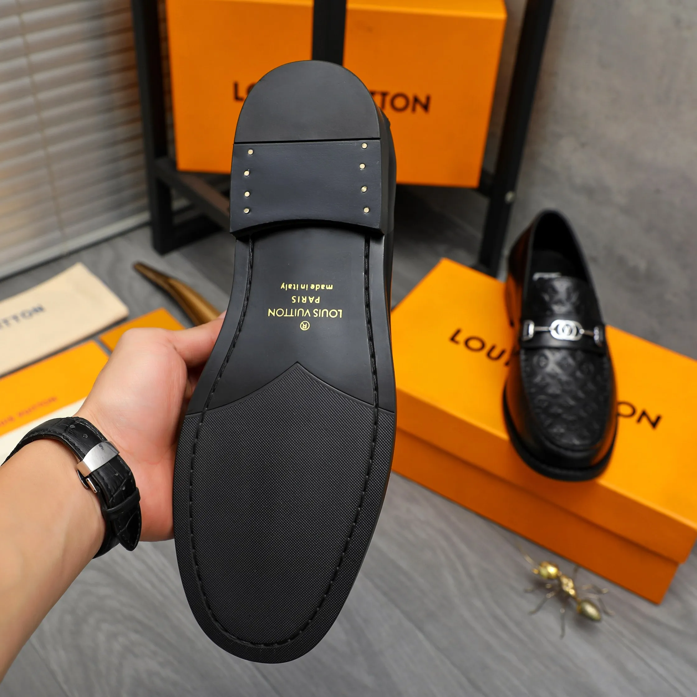 Men's shoes 💰p460 Product trademark: LV (Louis Vuitton) business slip-on leather shoes. Regular size: 38-45 (45 is custom-made and non-returnable) Product materials: Selected high-quality embossed cowhide upper, cowhide lining, original rubber outsole